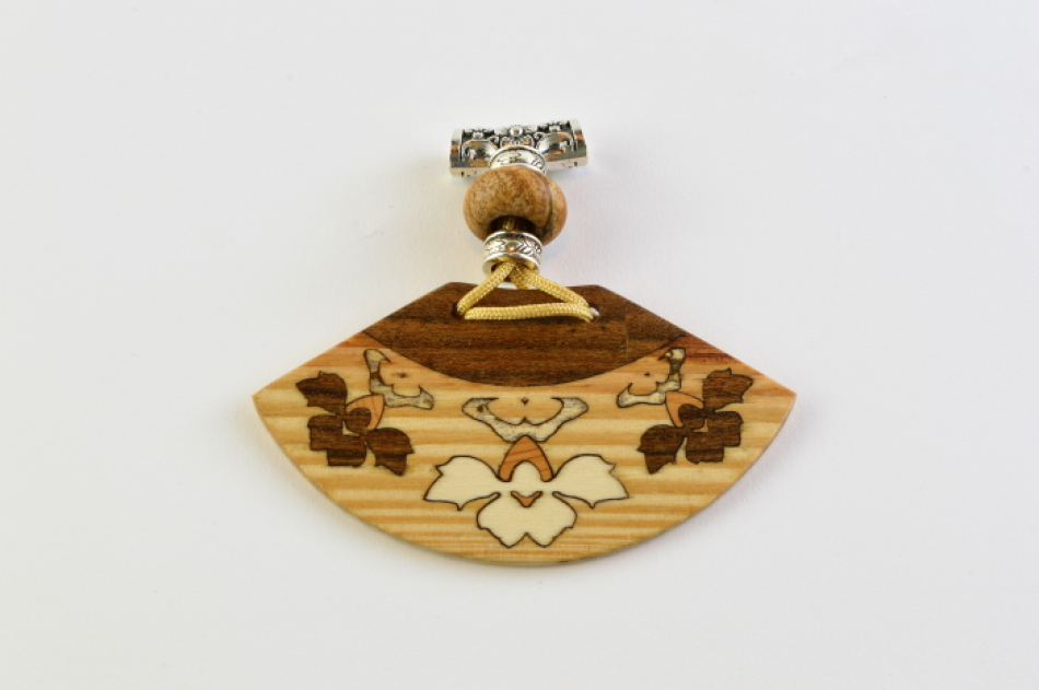 hawiaannecklaceyellowpine.jpg