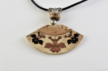 HAWAIIAN FLORAL PENDANT / SPALTED MAPLE HAWAIIAN FLORAL PENDANT / SPALTED MAPLE